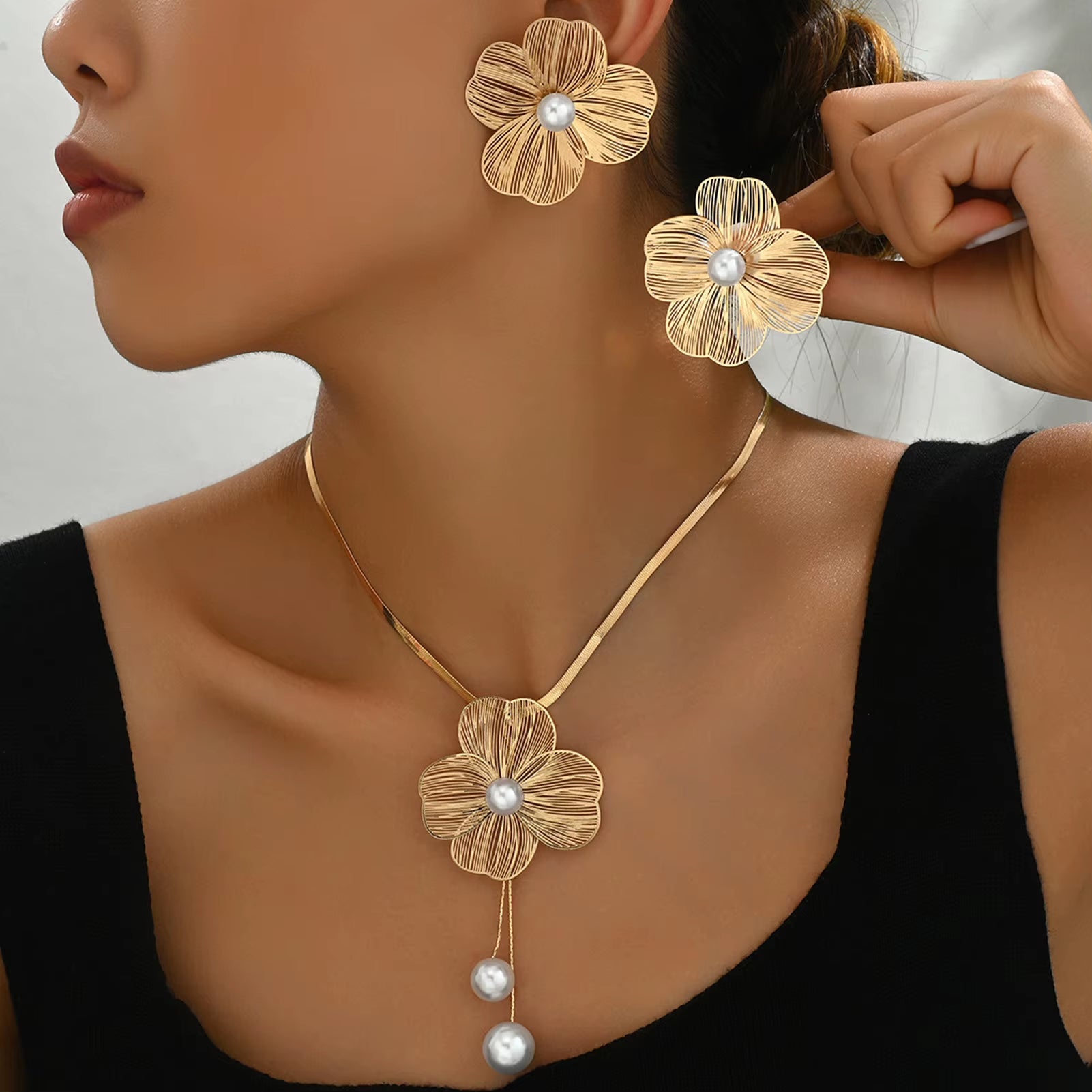 Necklace Earrings Set Elegant Gold Color Flowers Pendant Ladies High-End Inlaid Pearl Clavicle Jewelry Set Decoration.